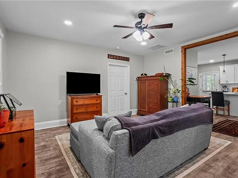 285 Henry St SE — Photo 6