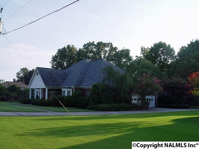 2nd image of 806 Ivy Trl