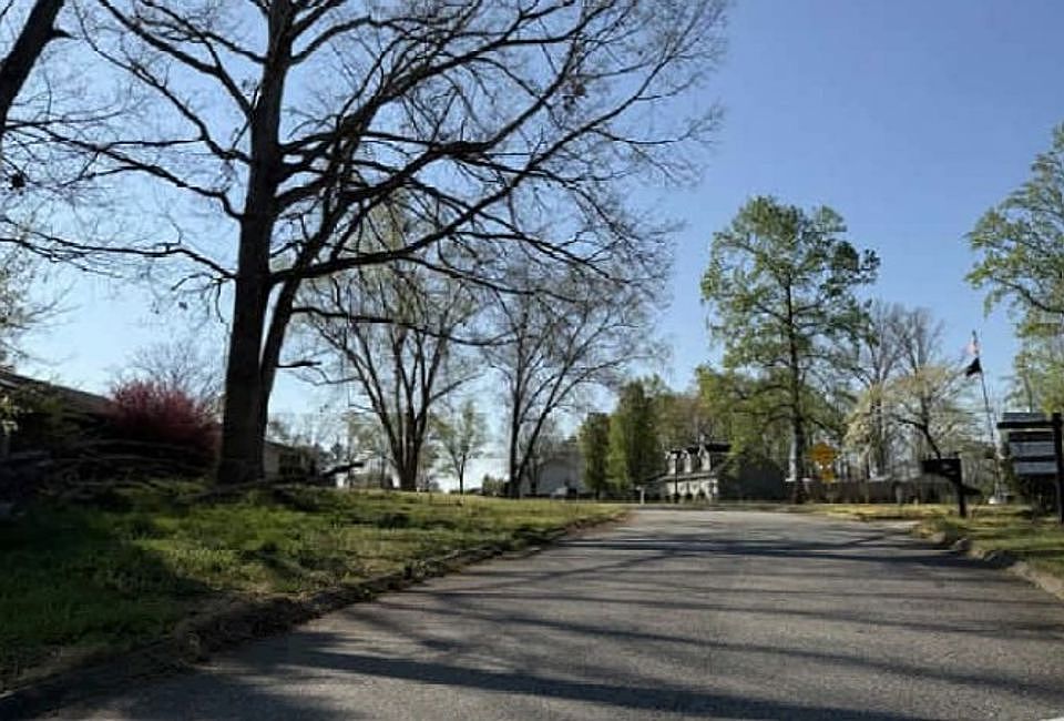 Exterior Neighborhood (street photo)