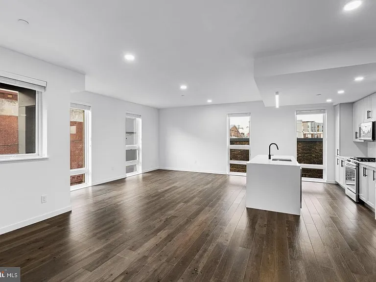 1501 N 31st St #405 — Photo 8