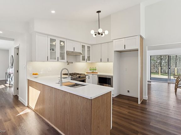 5th image of 38889 Berkeley Ave