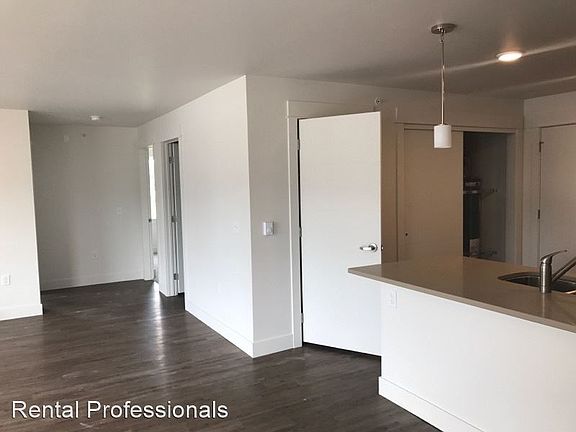 4th image of 3266 N 27th Ave APT 105