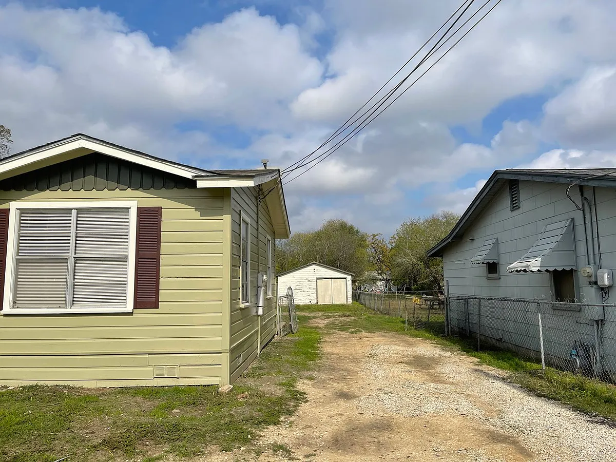Building Photo - 675 W Pyron Ave