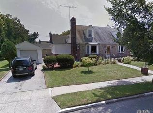 2 Laurel Dr, New Hyde Park, NY 11040