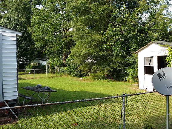 4th image of 402 W Village Dr