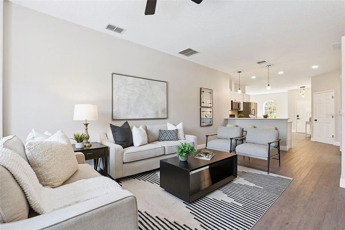4 bed, 2.5 bath, 1825 sqft, $2,800 — Photo 2