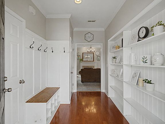 4th image of 4033 Locerbie Cir