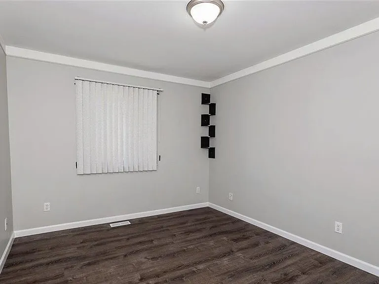 21825 Ridgeway St — Photo 13