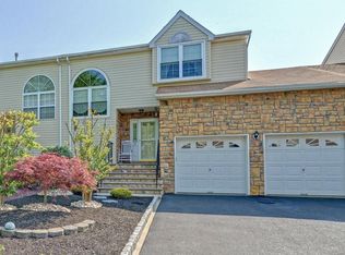 19 Hummingbird Ct, Marlboro, NJ 07746