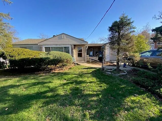 695 Sycamore Dr photo 1
