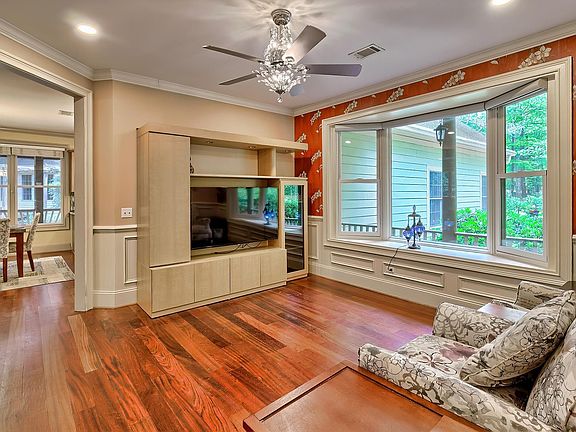5th image of 130 Orchard Place Ct
