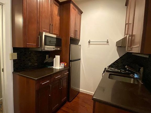 3rd image of 426 E 9th St APT 2D