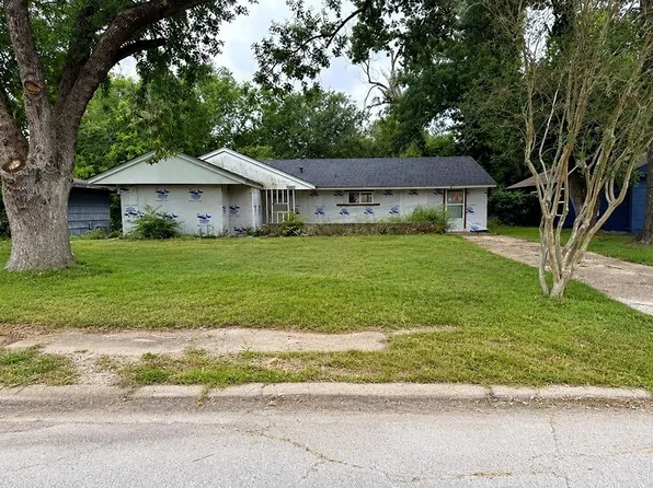 5822 Lyndhurst Dr, Houston, TX 77033