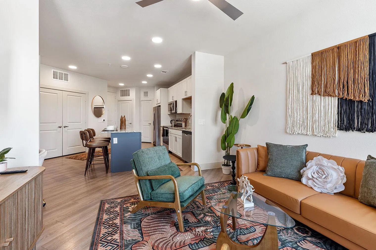 1 bed, 1.0 bath, 742 sqft, $3,384 — Photo 4