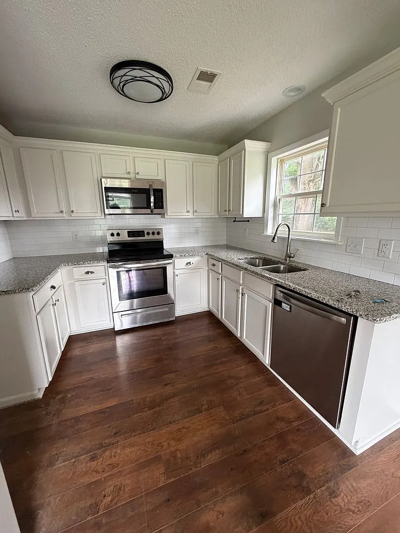 3 bedrooms, large lot, updated interior! — Photo 2