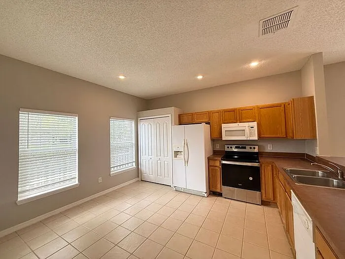 4767 Waterside Pointe Cir — Photo 3