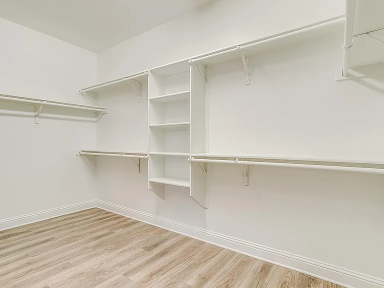 9836 Derbyshire Dr — Photo 34