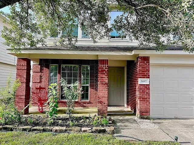 3 bed, 2.5 bath, 2079 sqft, $2,050 — Photo 3