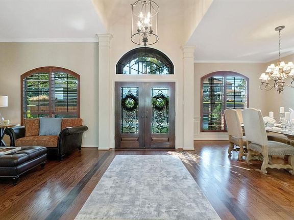 Gorgeous high ceiling entry way, open to the formal living room and dining room.