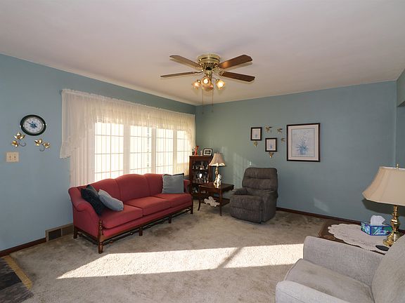 3rd image of 804 Fisher Ct