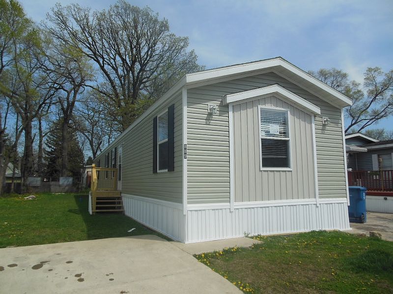 2nd image of 889 Victory Ln #889V