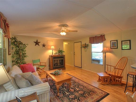 5th image of 938 Dogwood Ln