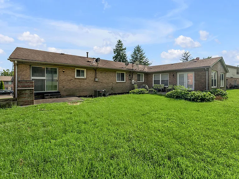 833 Malabu Dr — Photo 37