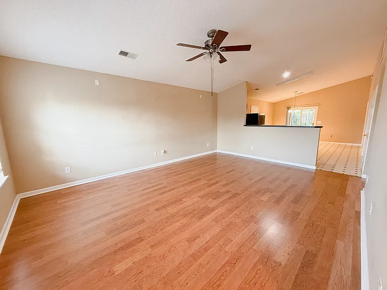 132 Greenvale Dr — Photo 4