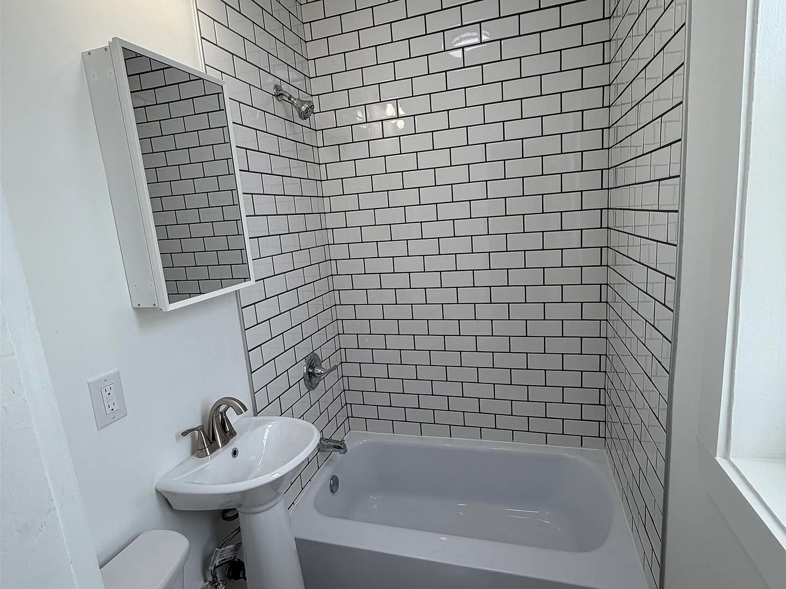 2 bed, 1.0 bath, 680 sqft, $1,950 — Photo 2