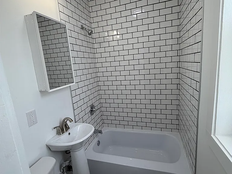 186 Avenue F — Photo 2