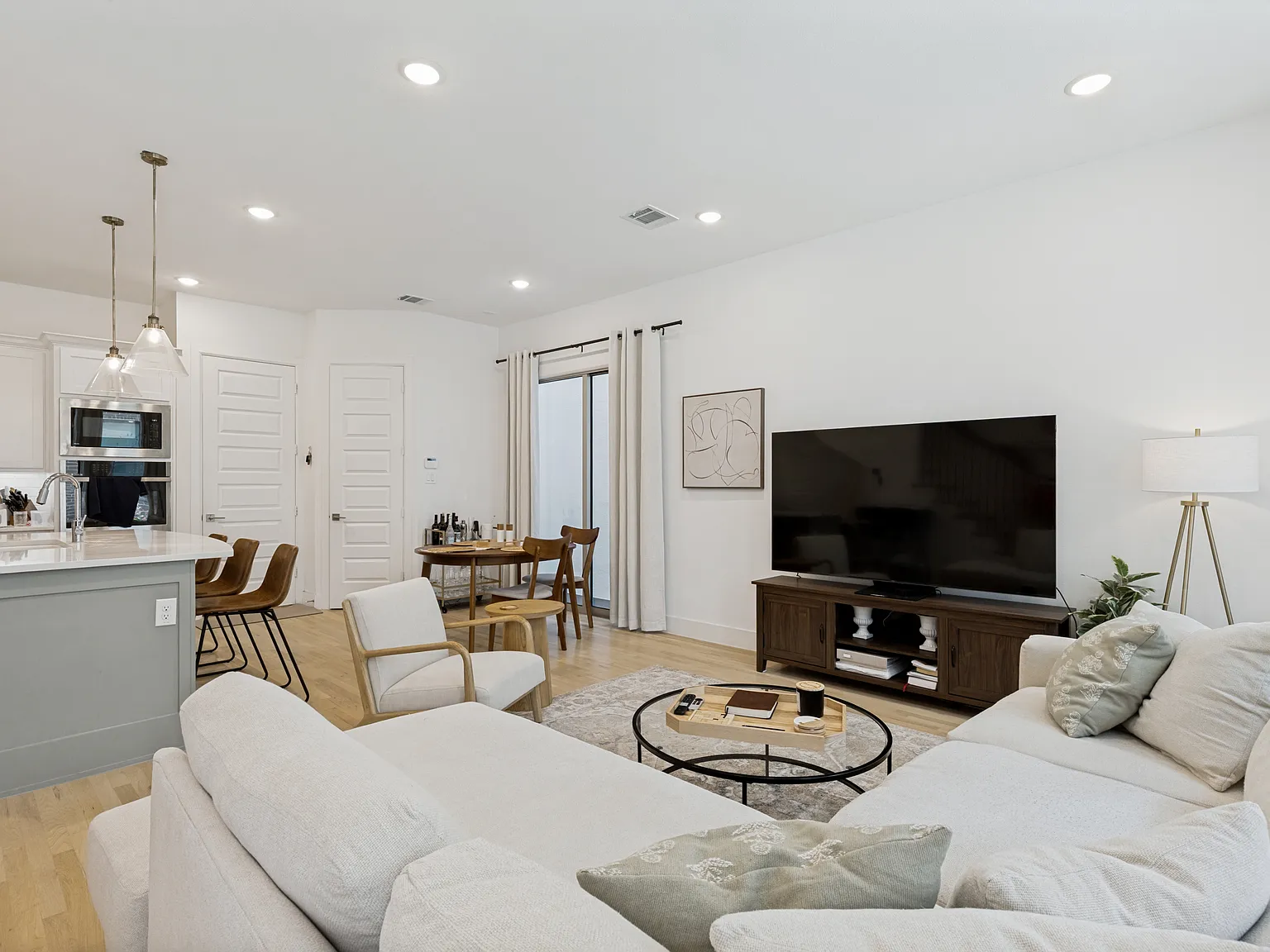 3 bed, 2.5 bath, 1645 sqft, $3,850 — Photo 4