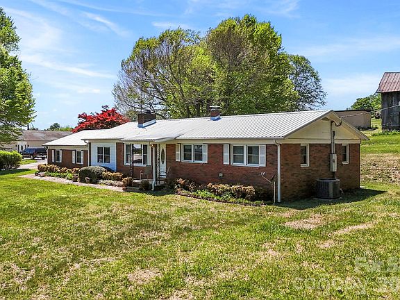 4th image of 18 Hilda Ln