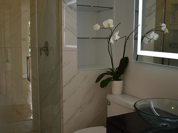 4th image of 716 Flower Ave APT B