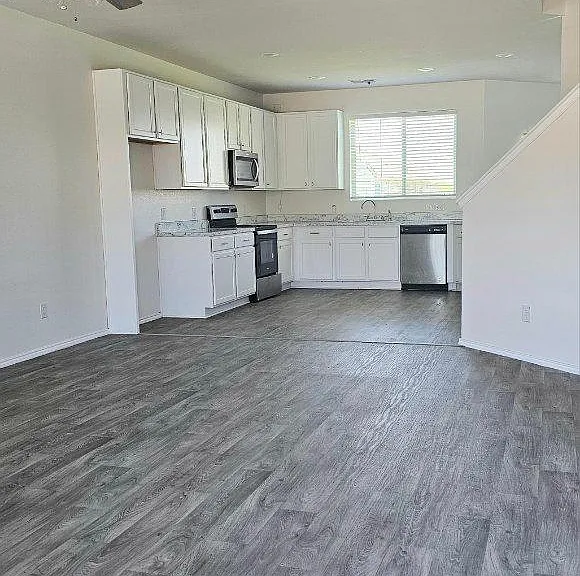 1004 Waverly Dr — Photo 5