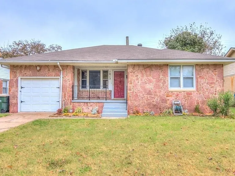 1813 Oxford Way — Photo 1
