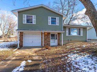 116 Park Ave S, Park View, IA 52748