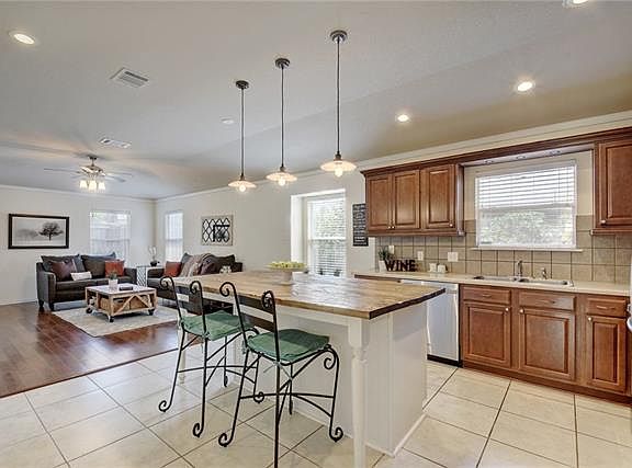 3rd image of 745 Covent Dr