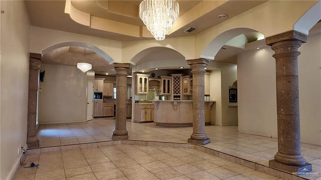 3 bed, 2.0 bath, 1959 sqft, $2,000 — Photo 3