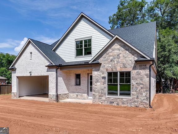 2nd image of 11 Stonehedge Dr