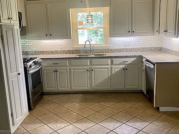 2nd image of 1172 Lakeshire Dr