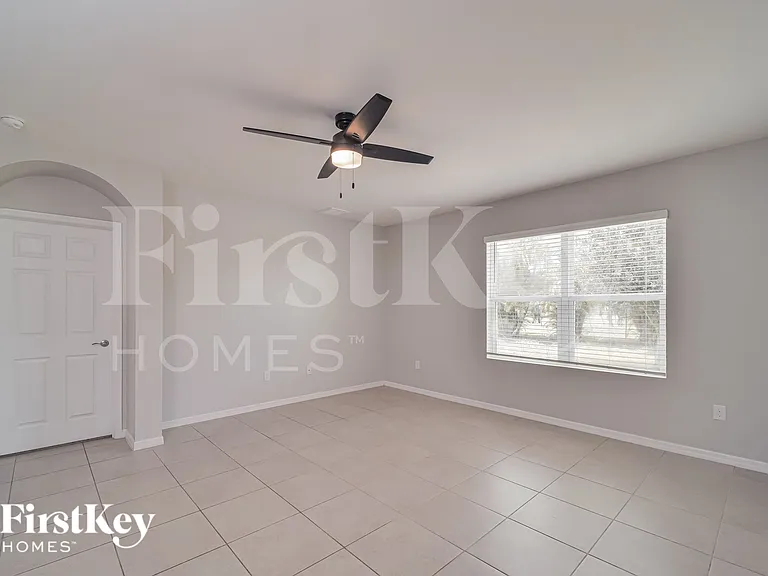 217 SE 27th St — Photo 4