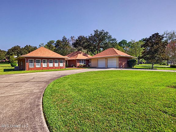 3rd image of 56113 Diamondhead Dr E