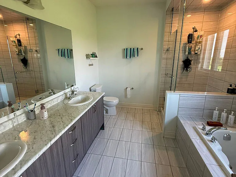 128 Bloomfield Cres E — Photo 11