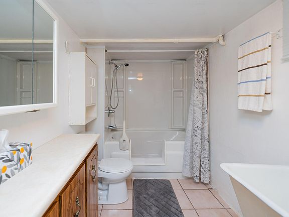 3rd image of 429 Montrose Ave