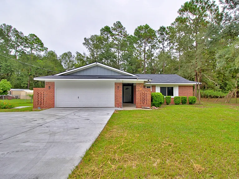 1062 Kelly Dr — Photo 1