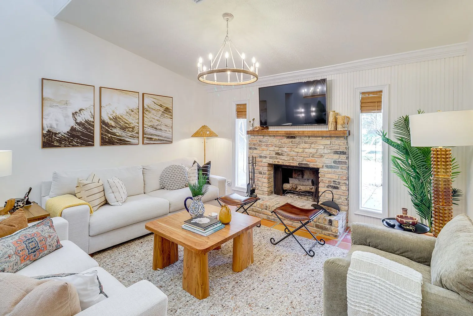 3 bed, 2.0 bath, 1689 sqft, $8,899 — Photo 2