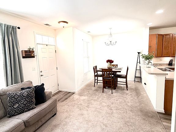 4th image of 185 Springbrook Trl S