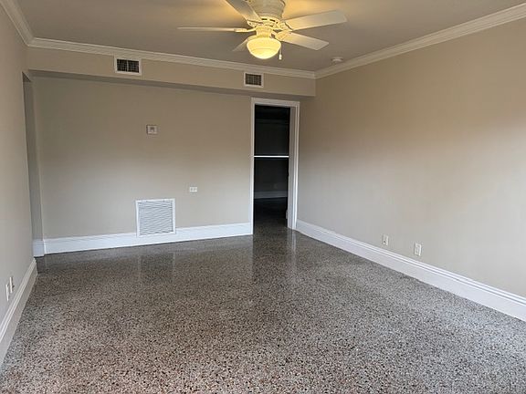 4th image of 826 NE 14th Pl Unit 1