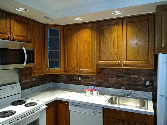2nd image of 215 N Hickory Ave