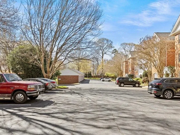 5601 Fairview Rd — Photo 3